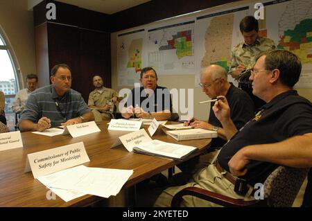 Hurrikan Katrina, Jackson, Mississippi, 14. Oktober 2005 – Deputy Federal Coordinating Officer Bill Carwile (Center) führt sein finales Strategietreffen mit FEMA- und MEMA-Beamten im Jackson Joint Field Office (JFO) durch. Mr. Carwile geht Ende der Woche aus der FEMA in den Ruhestand. Stockfoto