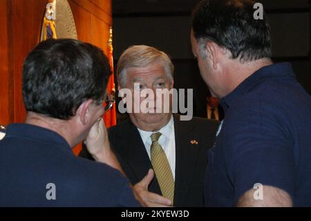 Hurrikan Katrina, Jackson, Miss, 18. Oktober 2005 – unmittelbar nach Gouverneur Haley R. Barbour's wöchentlicher Pressekonferenz beraten sich FEMA Deputy FCO James N. Russo und MEMA Deputy SCO Mike Womack mit dem Gouverneur. Häufige gemeinsame Pressekonferenzen helfen, die Öffentlichkeit über die Fortschritte des Staates und des Bundes bei der Bereitstellung von Hilfe für die vom Hurrikan Katrina vertriebenen und betroffenen Menschen zu informieren. George Armstrong/FEMA Stockfoto