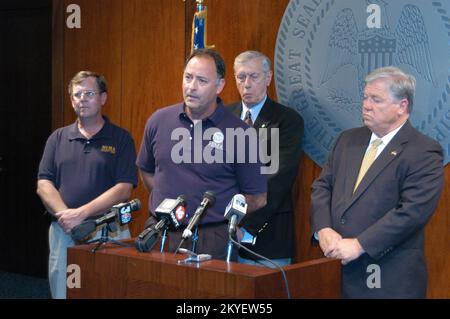 Hurricane Katrina, Jackson, Mississippi, 18. Oktober 2005 – FEMA Deputy FCO James N. Russo beantwortet Pressefragen auf der wöchentlichen Pressekonferenz von Gouverneur Haley R. Barbour, während MEMA Deputy SCO Mike Womack, Oberst Don Taylor von der Missgeburt. Abteilung Human Services und Gouverneur Barbour. Die wöchentlichen gemeinsamen Pressekonferenzen sind eine direkte Informationsquelle über die Fortschritte der Staaten und des Bundes bei der Bereitstellung von Dienstleistungen für die vom Hurrikan Katrina betroffenen Personen. George Armstrong/FEMA Stockfoto