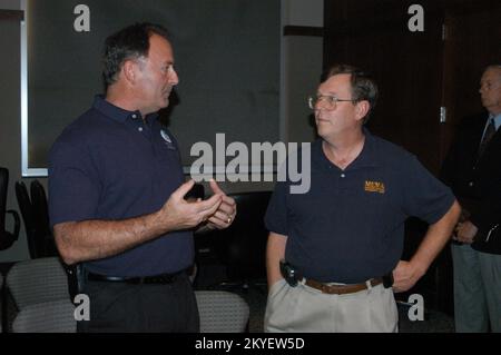 Hurrikan Katrina, Jackson, Mississippi, 18. Oktober 2005 -- FEMA Deputy FCO James N. Russo und MEMA Deputy SCO Mike Womack treffen sich nach Teilnahme an der wöchentlichen Pressekonferenz von Gouverneur Haley R. Barbour. Die Konferenzen waren ein Kanal für aktuelle Informationen auf nationaler und bundesstaatlicher Ebene über Fortschritte bei der Bereitstellung von Dienstleistungen für die vom Hurrikan Katrina betroffenen Personen. George Armstrong/FEMA Stockfoto