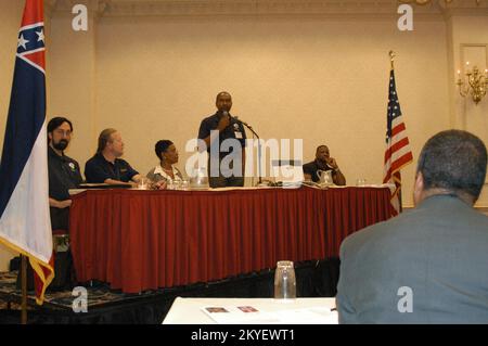 Hurricane Katrina, Jackson, Mississippi, 20. Oktober 2005 – in einem vom Tougaloo College gesponserten Workshop liefert FEMA-Mitigationsarbeiter Ernest Hunter Informationen als FEMA-Vertreter Gregor Blackburn, Harry Sherwood, Maxine Fredericks und Billy Patrick Look on von MEMA. Prävention und Vorsorge sind Schlüsselelemente der Katastrophendienste der FEMA. George Armstrong/FEMA Stockfoto