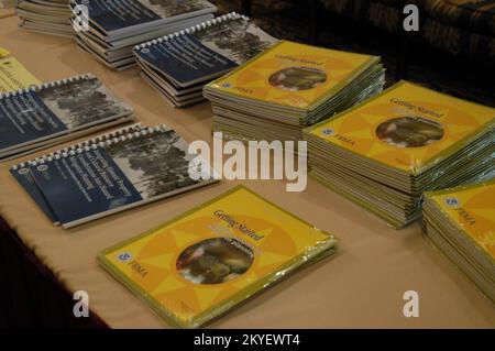 Hurricane Katrina, Jackson, Miss., 20. Oktober 2005 – diese FEMA-Informationsmaterialien werden in Kürze in einem Workshop des Tougaloo College zu FEMA-Abwehrdiensten verteilt. Vorsorge und Prävention sind Schlüsselelemente der FEMA-Katastrophendienste. George Armstrong/FEMA Stockfoto