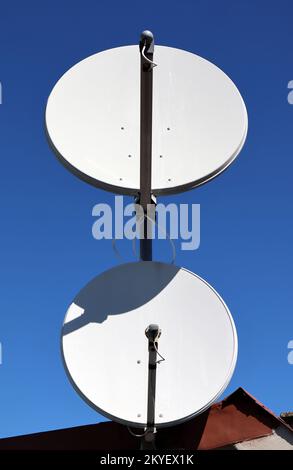 Satellitenschüssel an der Wand des Hauses Stockfoto