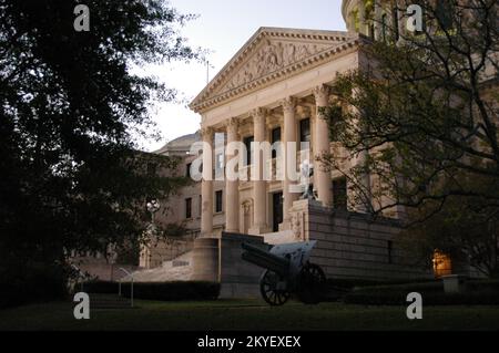 Hurrikan Katrina, Jackson, Mississippi, 22. Oktober 2005 – das Kapitol des Bundesstaates, das 1903 fertiggestellt und zwischen 1979 und 1982 restauriert wurde, ist der Ort, an dem die Gesetze dieses Staates gemacht werden. Es wurden Sondersitzungen des Staatsgesetzgebers einberufen, um sich mit Fragen zu befassen, die sich aus dem Hurrikan Katrina ergeben. George Armstrong/FEMA Stockfoto