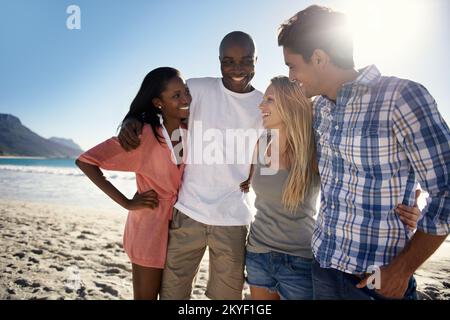 Urlaub mit tollen Freunden. Kurzer Blick auf zwei junge Paare, die Zeit miteinander verbringen. Stockfoto