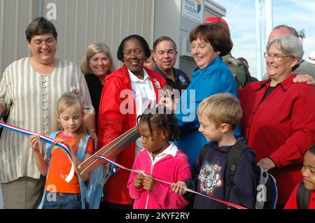 Hurrikan Katrina, Bay St. Louis, Miss., 7. November 2005 – Dr. Kim Stasny, Superintendent (blaues Hemd) schneidet das Band durch, um die North Bay Grundschule zusammen mit Schülern, Lehrern und Vertretern der FEMA und der USA wieder zu öffnen Armeekorps der Ingenieure. Waveland/Bay St. Louis Schulen sind seit dem Sturz von Hurrikan Katrina am 29.. August geschlossen. Stockfoto