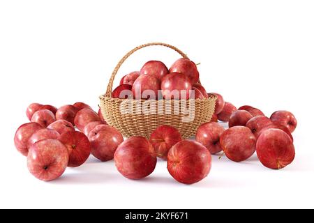 Rote Äpfel isoliert auf weiß. Weidenschale mit vielen roten Äpfeln auf weißem Hintergrund. Icolated Cutout mit einem Haufen Äpfel. Stockfoto