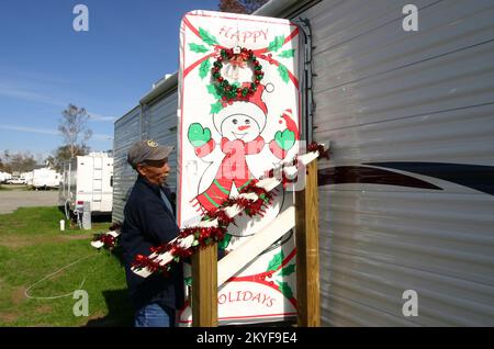 Hurrikan Katrina/Hurrikan Rita, Baker, LA 6. Dezember 2005 – Emmette Sylve verlor sein Zuhause in der Plaquemines-Gemeinde durch Hurrikan Katrina, aber er verlor nicht seinen Weihnachtsgeist. Er und seine Frau dekorierten ihren FEMA-Trailer, damit es sich in den Ferien wie zu Hause anfühlt. Stockfoto