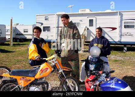 Hurrikan Katrina, Baker, LA 25. Dezember 2005 - Holden Sylve, Cardez White und Corey Zite vergleichen ihre Weihnachtsmotorräder im Wohnwagenpark, wo sie leben, seit Hurrikan Katrina ihre Familien aus New Orleans zwang. Stockfoto