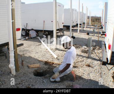 Hurricane Katrina, Baton Rouge, LA, 4. Januar 2006 – Garfield Daniel Jr. hilft bei der Vorbereitung von FEMA-Trailern auf der Website des Flughafens Baton Rouge 2. Dieser provisorische Wohnpark ist einer von vier, die am Rande des Flughafens errichtet werden. Tausende Einwohner von New Orleans bleiben aufgrund des Hurrikans Katrina und der Steißlage in den Dämmen vertrieben. Robert Kaufmann/FEMA Stockfoto