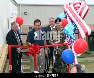 Hurricane Katrina, Walker, LA, 12. Januar 2006 – Livingston Parish veranstaltet eine Zeremonie an der Walker High School, um offiziell 12 temporäre Klassenzimmer zu erhalten, die vom FEMA Public Assistance Program erworben wurden. Teilnahme an der Zeremonie zum Schneiden des Bandes von links nach rechts, Rektor der Walker High School Steven H. Long, FEMA Stabschef Michael King, Superintendent der Livingston Parish Public Schools Randy K. Pope und Colonel Charlie Smithers, III, Commander der USA Army Corps of Engineers Louisiana Recovery Field Office. Robert Kaufmann/FEMA Stockfoto