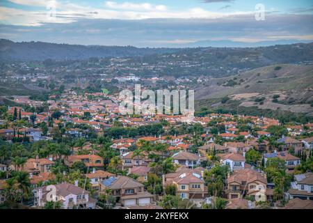 Blick auf ein Wohngebiet der oberen Mittelklasse von einem Wanderweg in San Clemente, Kalifornien. Blick aus einem hohen Winkel auf eine Residenz mit großem Gebäude Stockfoto