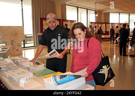 Hurricane Katrina/Hurricane Rita, Lake Charles, LA, 21. Januar 2006 - Bewohner der Gemeinde Calcasieu Troy McGee und Aubry Broussard prüfen Literatur zur Risikominderung bei „Louisiana Speaks“, einem Programm, das gemeinsam von der FEMA und dem Staat Louisiana entwickelt wurde, um Vorschläge von Bürgern für den Wiederaufbau des vom Hurrikan verwüsteten Staates einzuholen. Heute fanden einunddreißig Sitzungen gleichzeitig in vierundzwanzig Gemeinden statt. Stockfoto