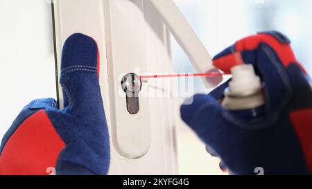 Nahaufnahme der Reparatur und Montage der Fensterverriegelung. Stockfoto