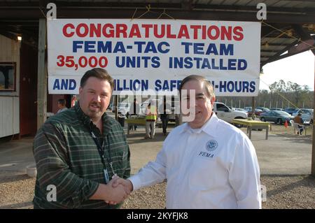 Hurricane Katrina, Harrison County, Mississippi, 14. Februar 2006 – FEMA Deputy Federal Coordinating Officer (DFCO) Jesse Munoz (rechts) dankt Steven Overton von Bechtel bei einer Veranstaltung, bei der die Installation von 35.000 Reiseanhängern in Mississippi gefeiert wurde. Die FEMA stellt Reiseanhänger als eine Form der vorübergehenden Unterbringung für die vom Hurrikan Katrina betroffenen Einwohner zur Verfügung. Mark Wolfe/FEMA Stockfoto