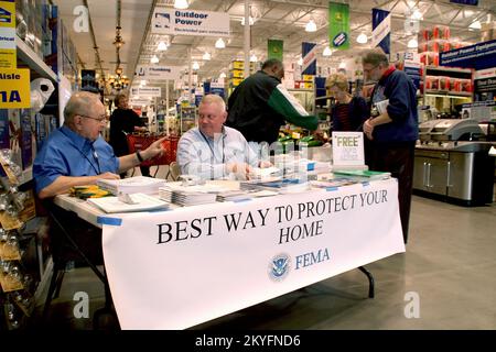 Hurricane Katrina, Baton Rouge, LA, 4. März 2006 - (L-R) Karl Smith, Joe Sloan, National Flood Insurance Program Specialists und Leroy Ingram, Hazard Mitigation Advisor, stellen ein FEMA-Team zusammen, das sich in einem Workshop zur Risikominderung im Lowe's Home Improvement Center an die Öffentlichkeit wendet. Diese Workshops sollen Informationen darüber liefern, wie man Häuser vor künftigen Katastrophen schützt. Robert Kaufmann/FEMA Stockfoto