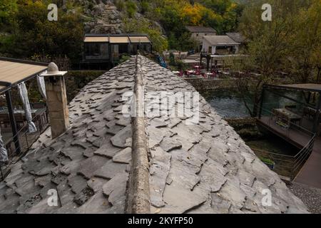 Stein Fliesen auf dem Dach Eines Gebäudes in Bosnien und Herzegowina. Stockfoto
