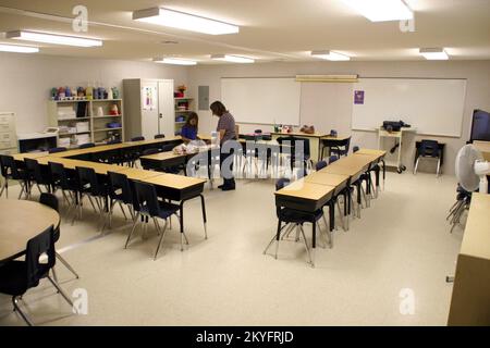 Hurricane Katrina, Belle Chasse, LA, 27. März 2006 - eines der sechs modularen Klassenzimmer, die der Grundschule Belle Chasse von der FEMA zur Verfügung gestellt wurden, um die zusätzlichen Studenten, die hier wegen ihrer Vertreibung aus New Orleans aufgrund des Hurrikans besuchen, unterzubringen. Robert Kaufmann/FEMA Stockfoto