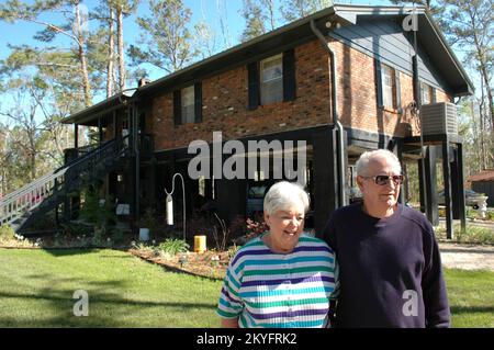 Hurrikan Katrina, Harrison County, Miss., 25. März 2006 - Ivy und Skipper Palmer vor ihrem erhöhten Haus. Die Palmer schwächten ihr Haus 2002 gegen Überschwemmungen ab und verhinderten Überschwemmungen durch Hurrikan Katrina. Mark Wolfe/FEMA Stockfoto