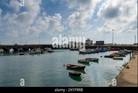 Folkestone, Großbritannien - 11. September 2022: Blick auf den Hafen von Folkestone mit vielen Booten vor Anker Stockfoto