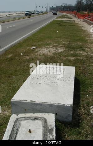 Hurricane Katrina, Biloxi, Mississippi, 1. April 2006 - der Marmormarker für den Jefferson Davis Memorial Highway ist dort, wo Hurricane Katrina ihn am Highway 90 vor Beauvoir, dem Zuhause von Davis, verlassen hat. Die FEMA Public Assistance (PA)-Mittel werden dazu beitragen, diese historische Stätte wiederherzustellen. George Armstrong/FEMA Stockfoto