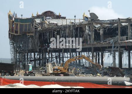 Hurrikan Katrina, Biloxi, Mississippi, 1. April 2006 - nach Hurrikan Katrina ist Abriss die einzige Wahl für viele Gebäude wie dieses entlang des Highway 90. Nach sieben Monaten ist es immer noch schwer nachzuvollziehen, wie stark die Küste des Mississippi verwüstet ist. George Armstrong/FEMA Stockfoto