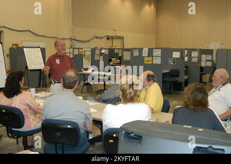 Hurricane Katrina, Biloxi, Mississippi, 1. April 2006 – John Labrune, FEMA Mitigation Manager, bietet einen Überblick über die Aktivitäten und Programme zur Risikominderung für die Stockfoto