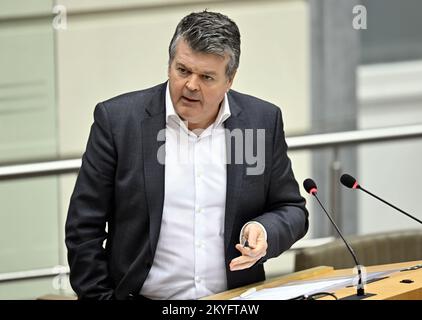 Flämischer Minister für Innenpolitik und Zusammenleben Bart Somers Plenarsitzung des Flämischen Parlaments am Mittwoch, den 30. November 2022 in Brüssel. BELGA FOTO ERIC LALMAND Stockfoto