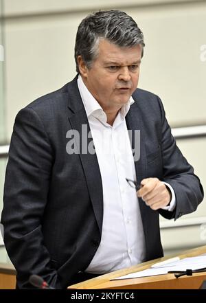 Flämischer Minister für Innenpolitik und Zusammenleben Bart Somers Plenarsitzung des Flämischen Parlaments am Mittwoch, den 30. November 2022 in Brüssel. BELGA FOTO ERIC LALMAND Stockfoto