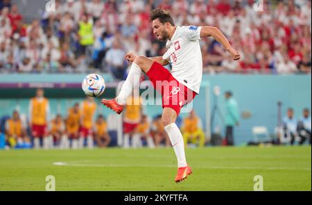 Al-Wakrah, Katar. 30.. November 2022. Der polnische Bartosz Bereszynski zeigte sich in Aktion während eines Fußballspiels zwischen Polen und Argentinien, dem dritten und letzten Spiel der Gruppe C der FIFA-Weltmeisterschaft 2022 in Al Wakrah, Staat Katar, am Mittwoch, den 30. November 2022. BELGA PHOTO VIRGINIE LEFOUR Kredit: Belga News Agency/Alamy Live News Stockfoto