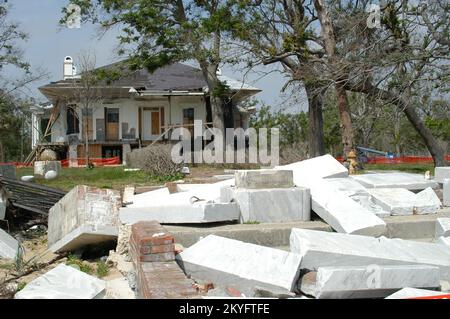 Hurrikan Katrina, Biloxi, Miss, 1. April 2006 - Beauvoir, National Historic Landmark, Heimat von Jefferson Davis, verlorene Veranden, Nebengebäude, der Marmoreingang, und erlitt umfangreiche Wasserschäden. Laut dem FEMA-Spezialisten für historische Preservation Mark Edwards werden FEMA Public Assistance (PA)-Mittel bei der Restaurierung helfen. George Armstrong/FEMA Stockfoto