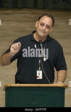 Hurrikan Katrina, Biloxi, Mississippi, 1. April 2006 – Nick Russo, FEMA Federal Coordinating Officer (FCO), gibt seine Abreise beim heutigen „All Hands Meeting“ im Biloxi Joint Field Office (JFO) bekannt. Russo, der von Anfang an an den Bemühungen der FEMA um Hurrikan Katrina beteiligt war, wird vermisst. George Armstrong/FEMA Stockfoto