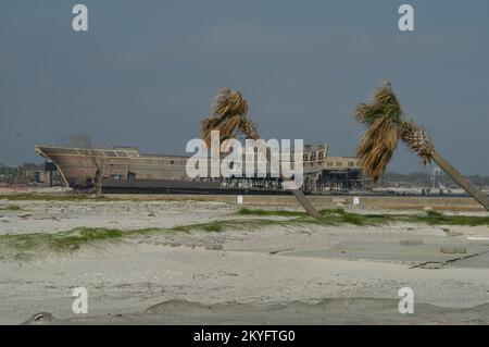 Hurrikan Katrina, Biloxi, Miss., 1. April 2006   die Richtung von Hurrikan Katrinas verheerendem Wind und Sturmfluten ist auf diesem Foto von einem Hafen in Biloxi zu sehen. Zu den Wiederherstellungsmaßnahmen gehört der Abriss vieler Strukturen, die zu stark beschädigt sind, um gemäß den FEMA-Anforderungen zur Risikominderung repariert zu werden. George Armstrong/FEMA Stockfoto