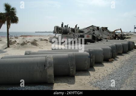 Hurrikan Katrina, Biloxi, Miss., 1. April 2006 - Abwasserleitungen werden entlang Highway 90 ersetzt. Der Hurrikan Katrina verursachte Schäden sowohl unter der Erde als auch an der Oberfläche. George Armstrong/FEMA Stockfoto