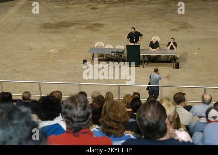 Hurrikan Katrina, Biloxi, Mississippi, 1. April 2006 – Nick Russo, FEMA Federal Coordinating Officer (FCO) kündigt seine Abreise beim heutigen „All Hands Meeting“ im Biloxi Joint Field Office (JFO) an. Russo, der von Anfang an an den Bemühungen der FEMA um Hurrikan Katrina beteiligt war. George Armstrong/FEMA Stockfoto