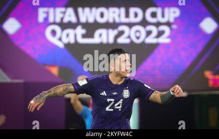 Al-Wakrah, Katar. 30.. November 2022. Argentiniens Enzo Fernandez zeigt sich bei einem Fußballspiel zwischen Polen und Argentinien, dem dritten und letzten Spiel der Gruppe C der FIFA-Weltmeisterschaft 2022 in Al Wakrah, Bundesstaat Katar, am Mittwoch, den 30. November 2022. BELGA PHOTO VIRGINIE LEFOUR Kredit: Belga News Agency/Alamy Live News Stockfoto