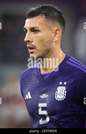 Al-Wakrah, Katar. 30.. November 2022. Der argentinische Leandro Paredes wurde bei einem Fußballspiel zwischen Polen und Argentinien, dem dritten und letzten Spiel der Gruppe C der FIFA-Weltmeisterschaft 2022, am Mittwoch, den 30. November 2022 in Al Wakrah, Bundesstaat Katar, abgebildet. BELGA PHOTO VIRGINIE LEFOUR Kredit: Belga News Agency/Alamy Live News Stockfoto