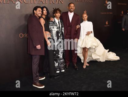Los Angeles, USA. 30.. November 2022. Trey Smith, Willow Smith, Jaden Smith, will Smith und Jada Pinkett Smith auf dem roten Teppich bei der Premiere für Apple Original Films „Emancipation“ im Regency Village Theatre in Los Angeles, Kalifornien, am 30. November 2022. (Foto: Scott Kirkland/Sipa USA) Guthaben: SIPA USA/Alamy Live News Stockfoto
