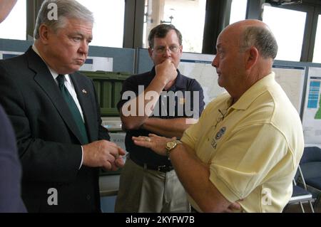 Hurrikan Katrina, Biloxi, Mississippi, 6. April 2006 – Jim Lowery, FEMA Logistics Section (LOG) Chief beantwortet eine Frage von Gouverneur Haley Barbour, während Mike Womack, stellvertretender Staatskoordinator der MEMA, zuhört. Die bundesstaatliche und föderale Partnerschaft MEMA und FEMA bereiten sich auf die Hurrikansaison 2006 vor und erholen sich von Hurrikan Katrina. George Armstrong/FEMA Stockfoto