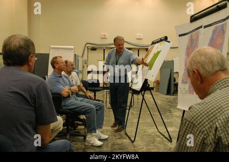 Hurrikan Katrina, Biloxi, Mississippi, 8. April 2006 – Glenn Woodard, FEMA-Leiter Kongressabgeordneter/zwischenstaatlicher Beauftragter, schult die Mitarbeiter der FEMA in Biloxi JFO für Auswärtige Angelegenheiten in Bezug auf Rolle und Funktion der Sektion Kongressfragen. Kontinuierliche Schulungen bereiten die FEMA-Mitarbeiter auf hervorragende Arbeitsleistung vor. George Armstrong/FEMA Stockfoto