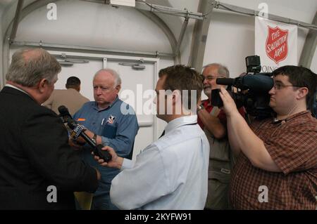 Hurricane Katrina, Biloxi, Mississippi, Mississippi, 6. April 2006 – Gouverneur Haley Barbour beantwortet Medienfragen nach dem Start von Mississippis Plan „Stay Alert, Stay Alive, Hurricane Awareness 2006“. Die FEMA ist ein Partner in diesem Plan. George Armstrong/FEMA Stockfoto