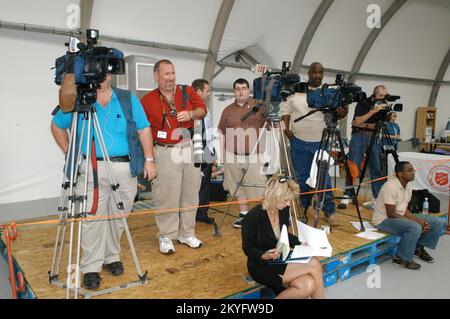 Hurricane Katrina, Biloxi, Miss., 6. April 2006 - Lokale Medien hörten den Plan „Stay Alert, Stay Alive, Hurricane Awareness 2006", der heute vom Gouverneur gestartet wurde. Die FEMA ist ein wichtiger Partner in diesem Plan. George Armstrong/FEMA Stockfoto