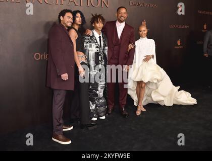 Los Angeles, USA. 30.. November 2022. Trey Smith, Willow Smith, Jaden Smith, will Smith und Jada Pinkett Smith auf dem roten Teppich bei der Premiere für Apple Original Films „Emancipation“ im Regency Village Theatre in Los Angeles, Kalifornien, am 30. November 2022. (Foto: Scott Kirkland/Sipa USA) Guthaben: SIPA USA/Alamy Live News Stockfoto