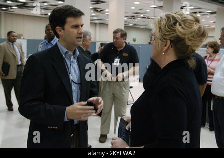 Hurricane Katrina, Biloxi, Mississippi, 6. April 2006 – Mary Lynne Miller, kommissarische FEMA-Regionaldirektorin Region IV, diskutiert heute während des Besuchs des Gouverneurs im Gemeinsamen Feldbüro (JFO) von MEMA/FEMA Sanierungsbemühungen mit Brian Sanderson, stellvertretender Direktor des Büros für Wiederaufbau und Erneuerung des Gouverneurs. Der Staat und die FEMA arbeiten zusammen, um die Auswirkungen des Hurrikans Katrina zu überwinden. George Armstrong/FEMA Stockfoto
