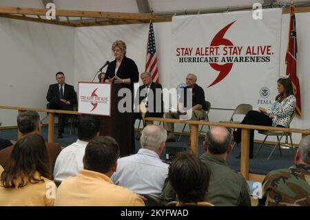 Hurricane Katrina, Biloxi, Mississippi, 6. April 2006 – Mary Lynne Miller, amtierende FEMA Region IV Director, präsentiert heute die Beiträge der FEMA nach der Antrittsrede von Gouverneur Haley Barbour bei der Präsentation der Kampagne „Stay Alert, Stay Alive, Hurricane Awareness 2006". Die FEMA ist ein wichtiger Partner bei dieser Sensibilisierung für Hurrikane. George Armstrong/FEMA Stockfoto
