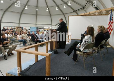 Hurrikan Katrina, Biloxi, Mississippi, 6. April 2006 – Gouverneur Haley Barbour startet die Kampagne „Stay Alert, Stay Alive, Hurricane Awareness 2006“ im Katastrophenzentrum „Yankie Stadium“ der Heilsarmee. Der Staat und die FEMA sind Partner bei der Katastrophenvorbereitung sowie bei den derzeitigen Wiederaufbaumaßnahmen von Huricane Katrina. George Armstrong/FEMA Stockfoto