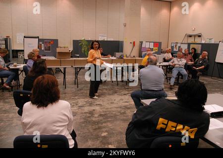Hurricane Katrina, Biloxi, Mississippi, 13. April 2006 – Crystal Payton, FEMA Acting External Affairs Officer, stellt aktuelle Informationen auf der Biloxi Joint Field Office (JFO) FEMA External Affairs „All-hands“-Sitzung zur Verfügung. Diese Meetings umfassen die Interaktion mit Mitarbeitern, mündliche Berichte und die Präsentation kritischer Informationen. George Armstrong/FEMA Stockfoto