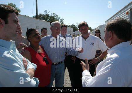 Hurrikan Katrina, Pascagoula, Mississippi, 20. April 2006 – an einem mobilen Heimstandort der FEMA spricht Don Powell (Zentrum), Vorsitzender des US Department of Homeland Security beim Wiederaufbau der Golfküste, mit dem stellvertretenden US-Koordinator der FEMA (DFCO) Jesse Munoz (rechts) als Bürgermeister Matthew Avara (in Weiß), Willie Monerroe, FEMA Recertification Worker, FEMA Recerroe, FEMA Recertification Worker der FEMA Und andere von Mr. Powells Stab beobachten. Mr. Powell und seine Mitarbeiter sind hier auf einer Tour durch das Golf-Katastrophengebiet. George Armstrong/FEMA Stockfoto