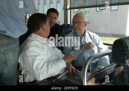 Hurrikan Katrina, Pascagoula, Mississippi, 20. April 2006 – während der Fahrt mit dem Tourbus berät sich der stellvertretende Federal Coordinating Officer der FEMA, Jesse Munoz, mit Don Powell, dem Vorsitzenden des US Homeland Security Gulf Coast Rebuild, und seinem Stabschef, Jodey Arrington. Mr. Powell und seine Mitarbeiter sind auf einer Tour durch das Katastrophengebiet der Golfküste. George Armstrong/FEMA Stockfoto