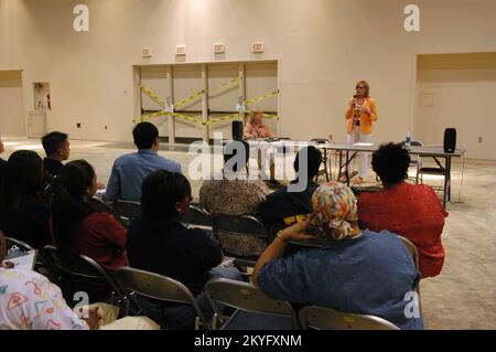 Hurrikan Katrina, Biloxi, Mississippi, 24. April 2006 – Carolyn Galardo, Stabschef des Kernprogramms für Katastrophenfälle der FEMA Katrina, informiert das Personal des Joint Field Office (JFO) über Einstellungsverfahren für DIE KERNPOSITIONEN in Mississippi. CORE steht für „Cadre of Response and Recovery Employees“, die lokal für die Mitarbeiter des Transitional Recovery Office (TRO) eingestellt werden. George Armstrong/FEMA Stockfoto